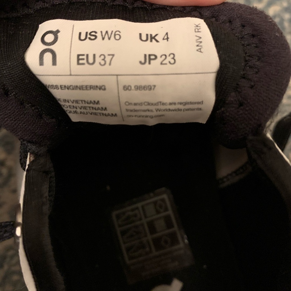 On Running | Black & White Women's Athletic Running Shoes Swiss Cloud X | Size 6 - Picture 9 of 16